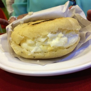 Arepa de queso telita.