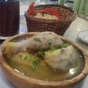 hervido de gallina + arepa viuda.