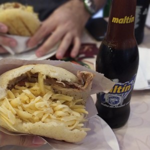 Arepa mixta pernil y amarillo