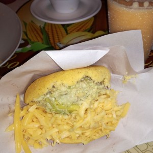 Reina con queso amarillo