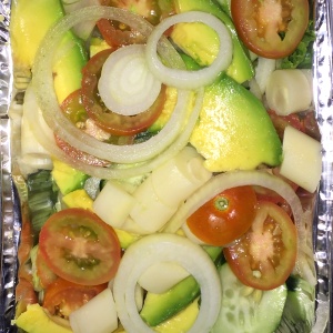 Porsupuesto jamas puede faltar la clasica Ensalada Mixta, para completar el combo de Pollo, Yuca y Ensalada, para comer en casa.