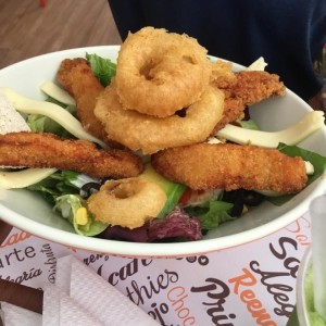 ensalada con tiras de pollo