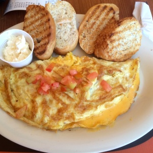 Omelet de queso fundido y tocineta.