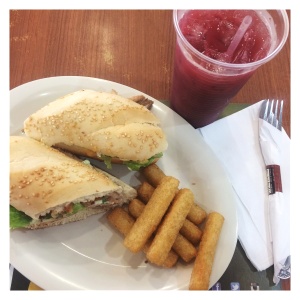 Un Melt con yuquitas y jugo de Mora
