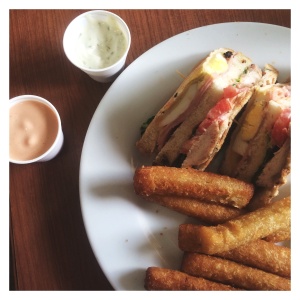 Club House con yuquitas y extra de salsa rosada y tartara