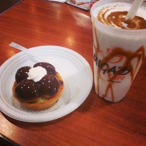 profiteroles y merengada de coco