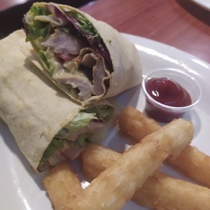 wrap de pollo + yuca frita