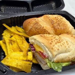 Sandwich pollo picante y tostones 