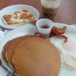 desayuno gram slam con queso plancha y un capuccino italiano