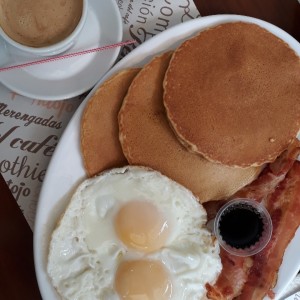 Grand Slam: Panquecas con huevos y tocineta