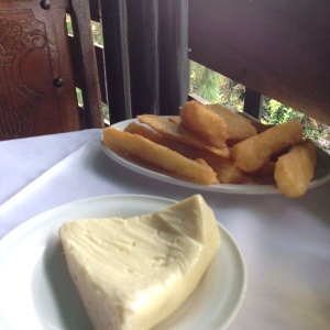 Yuca y queso de mano