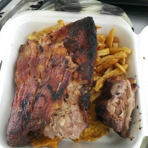 Costillas de cerdo con papas y tostones (para llevar)