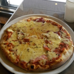 Pizza jamon y peperoni