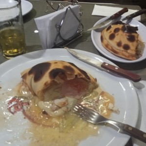 Esta vez probamos Calzone, con el infaltablr Carpaccio de Lomito. Este último está descrito en mi reseña; y el Calzone es más que elocuente en la foto... hay que probarlo!!! Buen provecho.. 