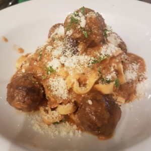 Fettuccine con Albondigas Sicilianas
