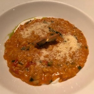 Risotto de tomates con fondo de queso de cabra