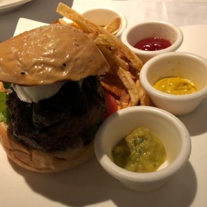 hamburguesa al grill con papas trufadas