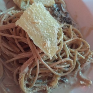 linguinni con hongos y queso ( deberia tener almendras fileteadas pero tampoco hay)