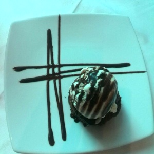 Brownie con centro de arequipe y helado de mantecado