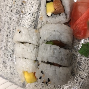 alaska roll (12 granitos de ajonjoli)