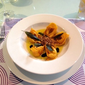Tortelinni de auyama en mantequilla de salvia y praline