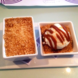 Crumble de manzana verde con helado y sirope de caamelo