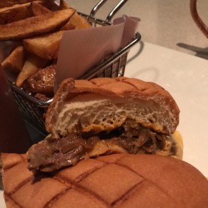 Philadelphia cheesesteak: carne de res, hongos, cebolla y duo de quesos. 