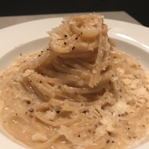 Linguine cacio e peppe: parmigiano regiano con pimienta negra. 