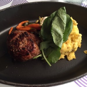 lomito sellado acompanado de pure de papas colombianas, mix de quesos y pimientos padron asados
