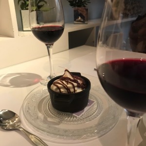 Cacerola de galleta con chips de chocolate y helado con sirop 