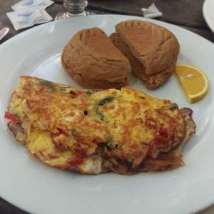 Omelet Energetico y pan integral.
