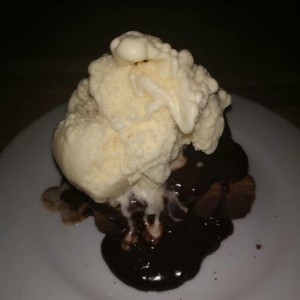 Brownie con helado 