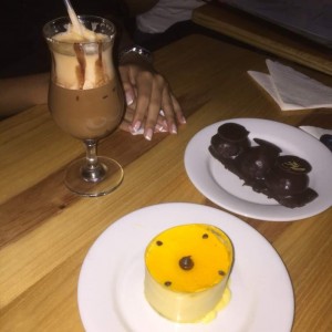 Profiterol, Moose de parchita y Mocaccino (excelentes)