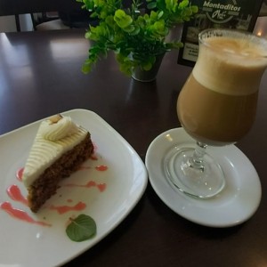 torta de zanahoria y capuchino 
