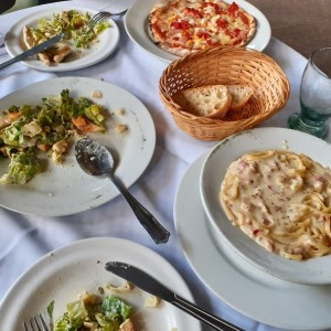 pasta carbonara, pizza diavola, ensalada cesar con pollo 