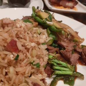 arroz con pollo y cerdo y lomito con vegetales