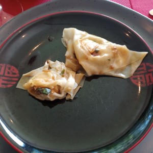 Wantán al vapor, uno de pollo otro de camarón 