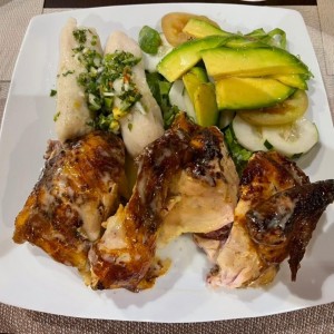 Medio Pollo con Ensalada y Hallaquitas
