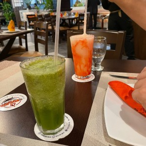 Limonada con granadina y con yerbabuena