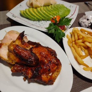 pollo en brasa ensalada de palmito y aguacate