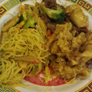 Tallarines Singapur, carne con vegetales y pollo con miel 
