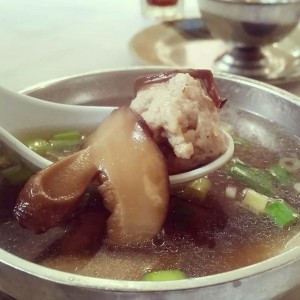 sopa con albondigas de cerdo y hongos