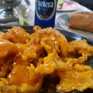 pollo con miel y ajonjoli y lumpias