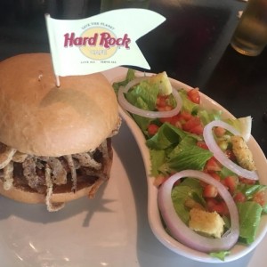 Hamburguesa de puerco con ensalada 