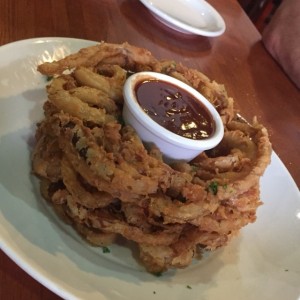 deliciosos aros de cebollla, plato grande. 