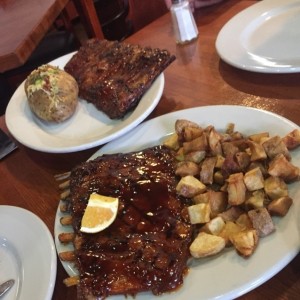 St Louis Ribs, con salda tradicional y otra con salsa carolina (la mejor). De contornos unas papas rusticas y papa asada con topoing de queso cheddar, cenollin y tocineta. Inmejorable! 