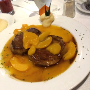 Medallones de lomito en salsa de melocoton