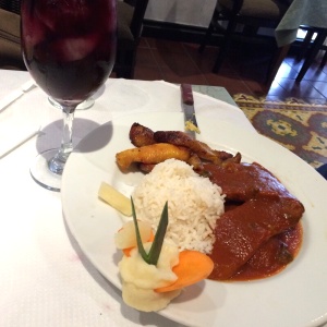 Lengua en salsa, arroz, tajadas y tinto de verano