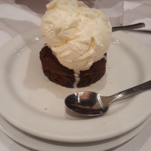 Brownie con helado 