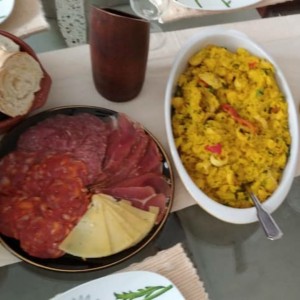 paella con plato de embutidos 